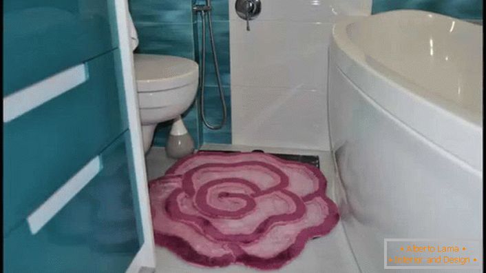 Tapete em forma de rosa suave para um pequeno banheiro. 