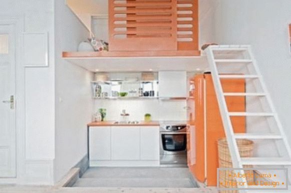 Cozinha sob as escadas