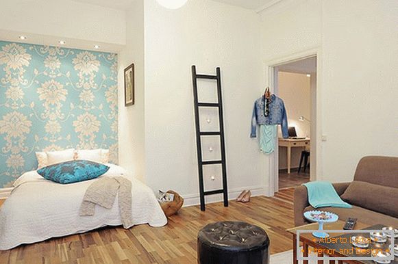 Quarto de um pequeno apartamento na Suécia