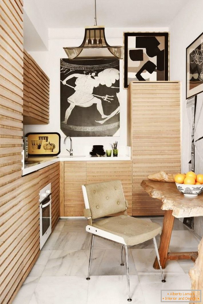 fabuloso-madeira-cozinha-set-em-um-pequeno-cozinha-espaço-junto-com-madeira-mesa-de-jantar-e-retro-cadeira-também-belo pingente-decoração