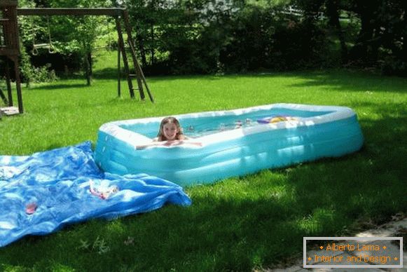Uma piscina para crianças pequenas - uma foto de uma piscina inflável