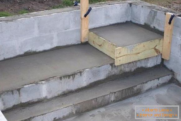 Piscina de concreto em uma casa particular - foto na fase de fabricação