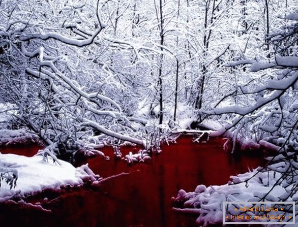 Lago vermelho sangue no Canadá