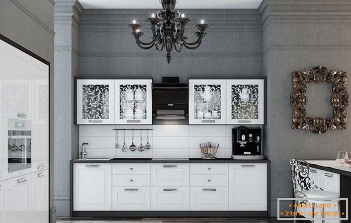 A cozinha é feita em uma combinação vantajosa de contrastantes cores brancas e pretas. Superfícies brilhantes encaixam-se graciosamente no interior em estilo neoclássico.