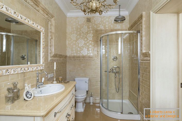 Casa de banho elegante. O estilo interior do neoclássico parece ótimo em uma sala espaçosa e funcional.