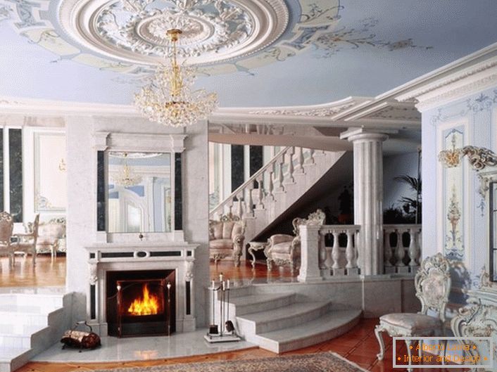 O salão com lareira no estilo neoclássico é notável pelo esquema de cores escolhido para decoração. Um suave tom azul e branco combinado harmoniosamente numa única composição.