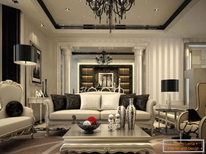 Interior requintado para a sala de estar é pensado em estilo neoclássico. Elementos negros de decoração e decoração são visíveis contra o fundo de tons cinza desbotados.