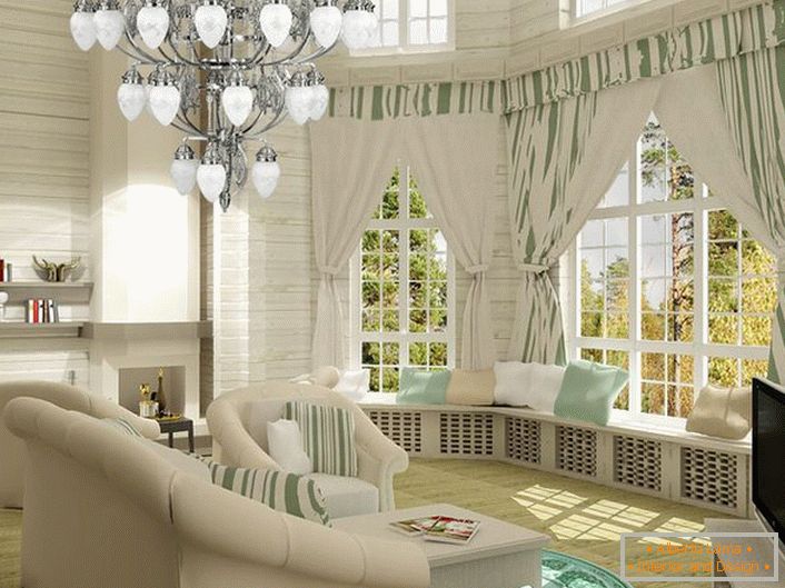 Sala de estar brilhante em estilo neoclássico. Espaço acolhedor e ao mesmo tempo funcional. De particular interesse são as largas soleiras decoradas com travesseiros.