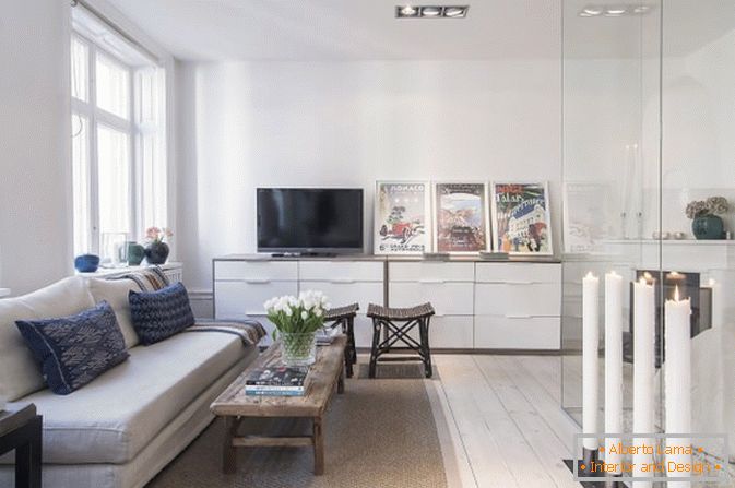 A sala de estar do apartamento em estilo escandinavo