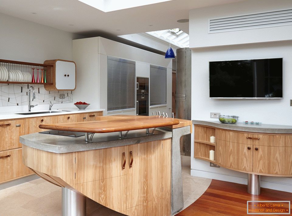 Interior da cozinha com móveis de madeira