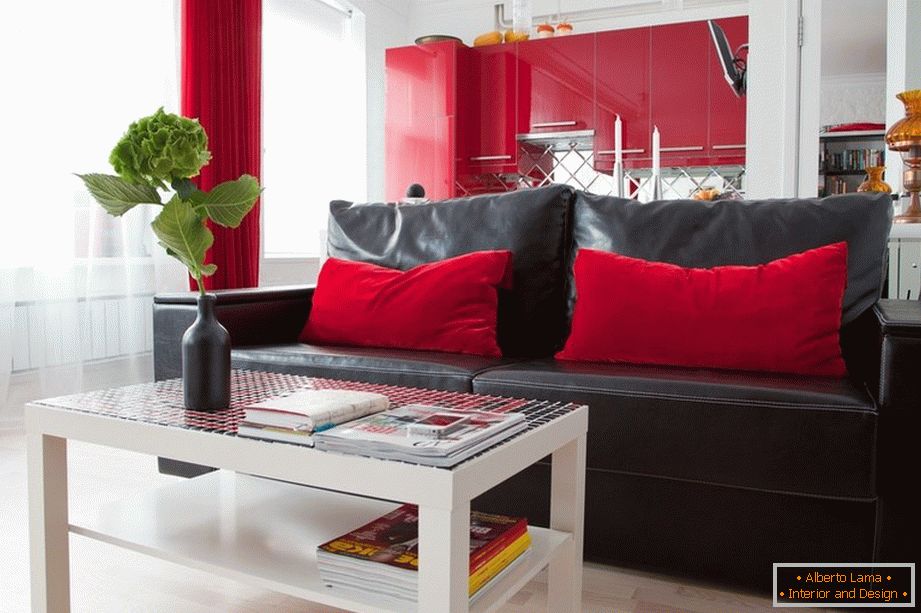 Almofadas vermelhas, cortinas, cozinha