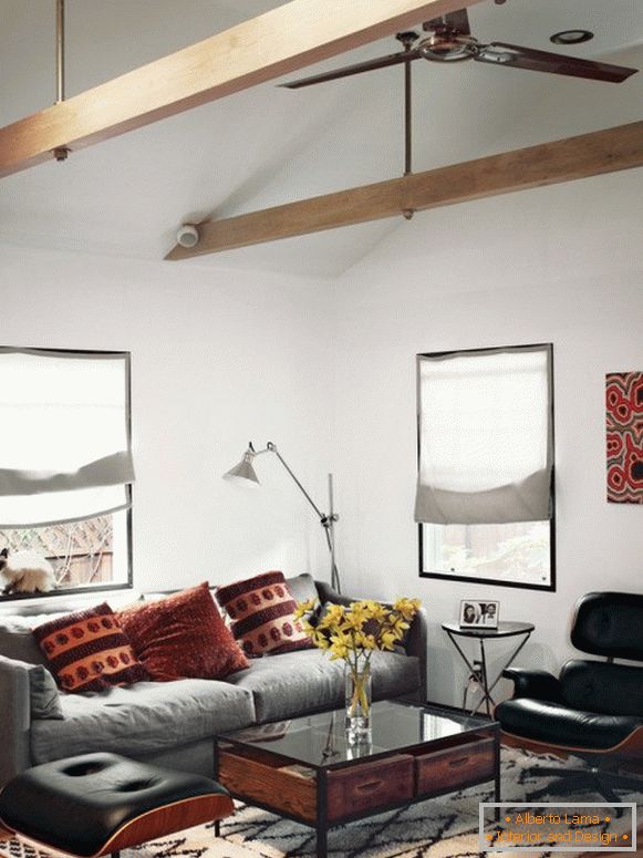 Pequena sala de estar aconchegante com móveis de design