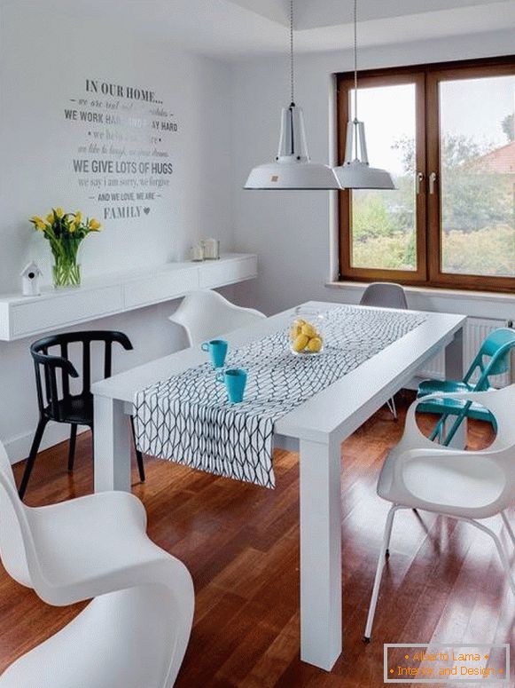Mesa de jantar branca e cadeiras multi-coloridas