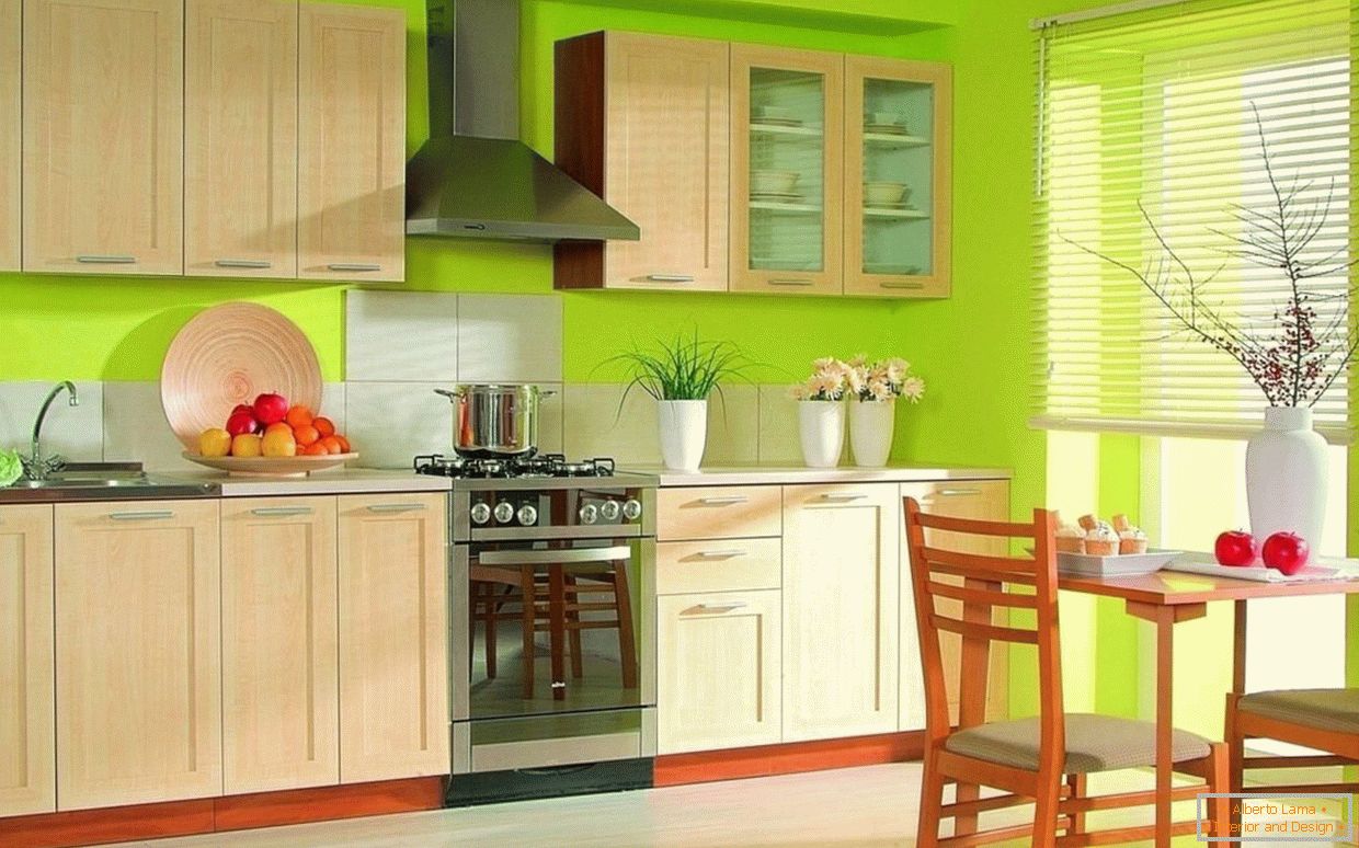 Design de cozinha brilhante com papel de parede verde