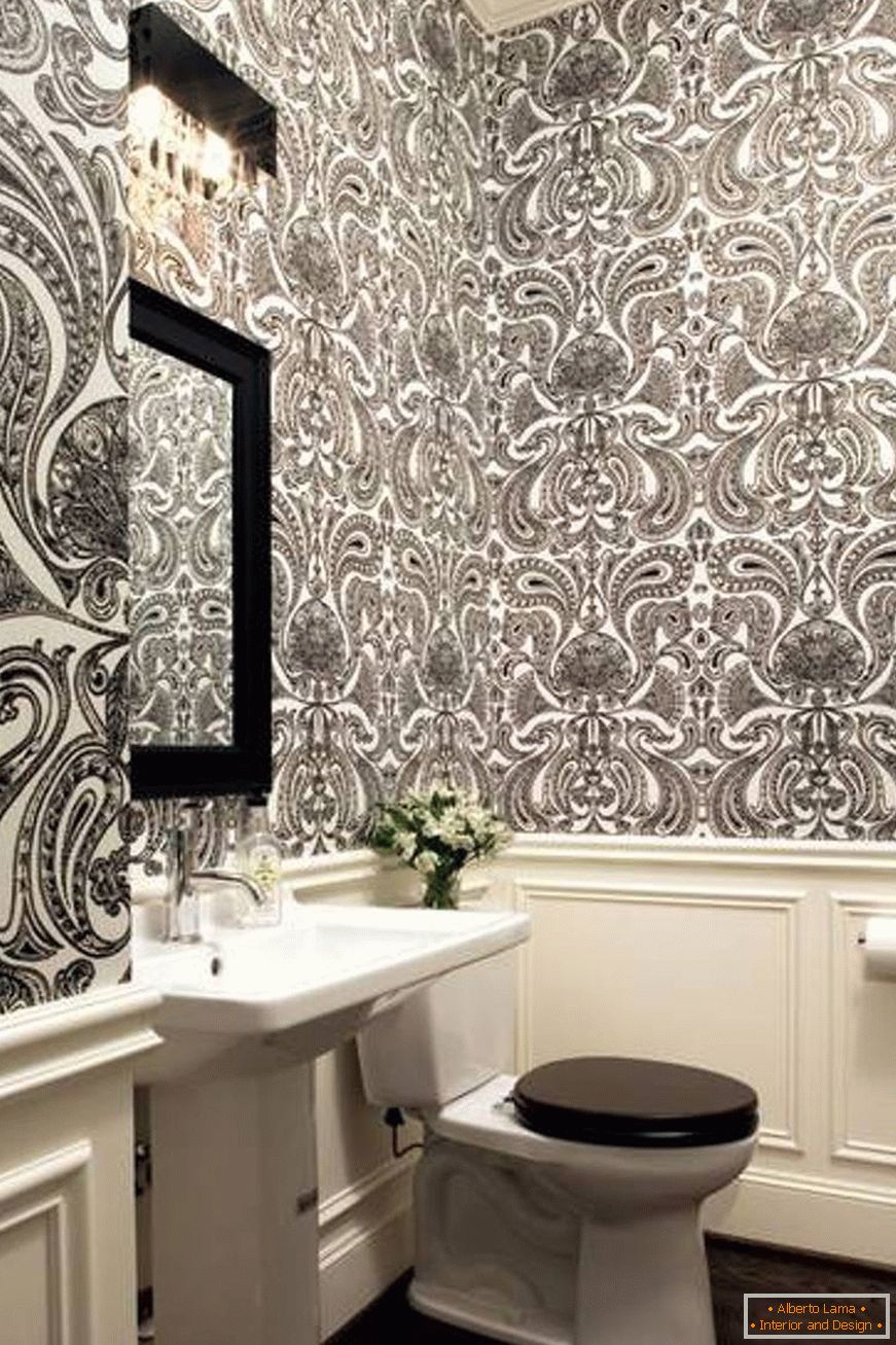 lambris-e-papel de parede-banheiro-banheiro-com-papel de parede-e-lambris-e-pedestal-pia-e-espelho-e-acolchoado-preto alongado-assento de sanita