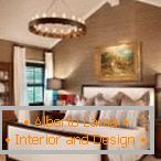 Lustre com velas no interior do quarto