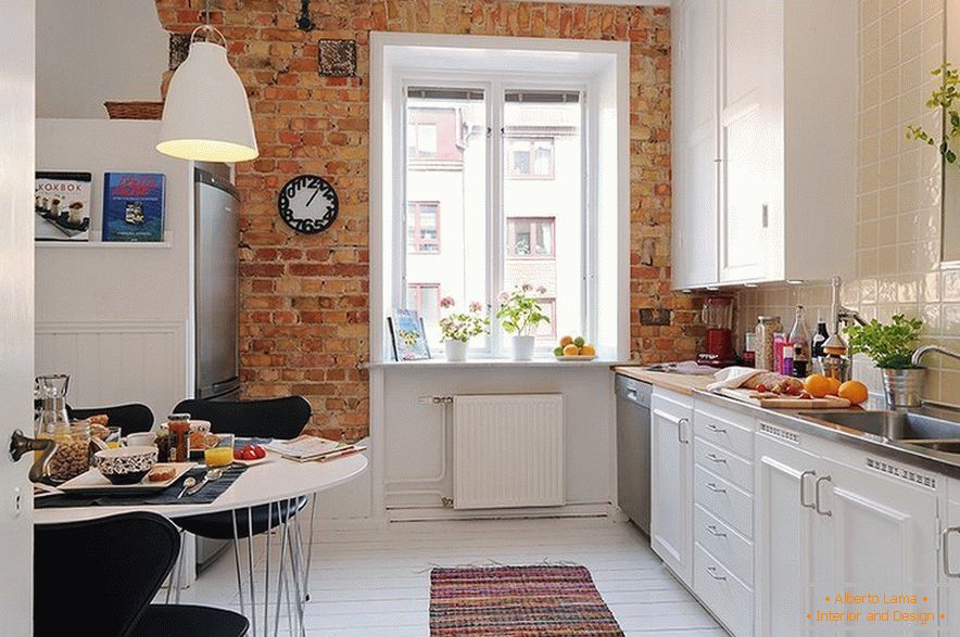 Papéis de parede para um tijolo em uma cozinha de estilo escandinavo