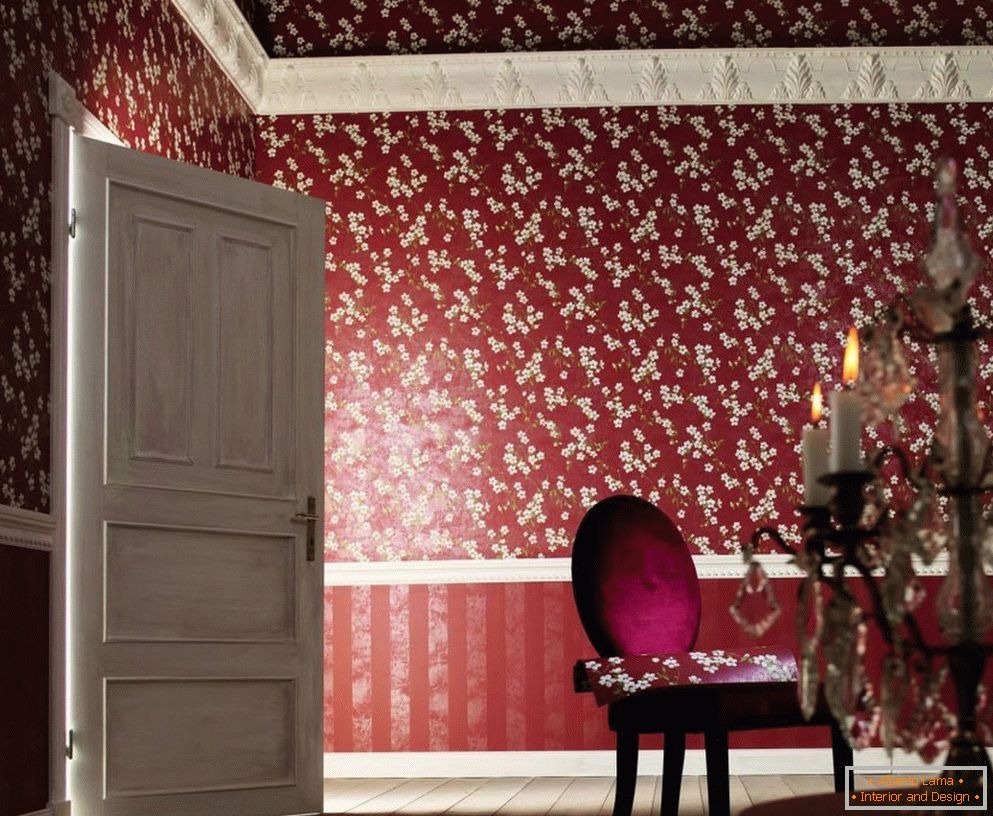 Interior com papel de parede Borgonha em flor branca