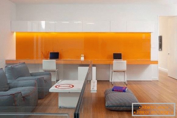 home-office-com-laranja-elementos