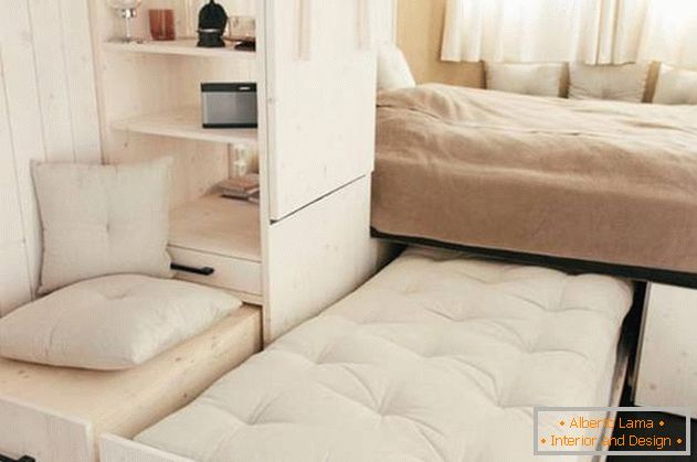 Arranjo interno de uma pequena casa: дополнительная кровать в спальне