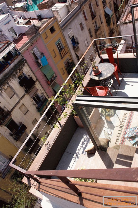 Vista da varanda de um pequeno estúdio em Barcelona
