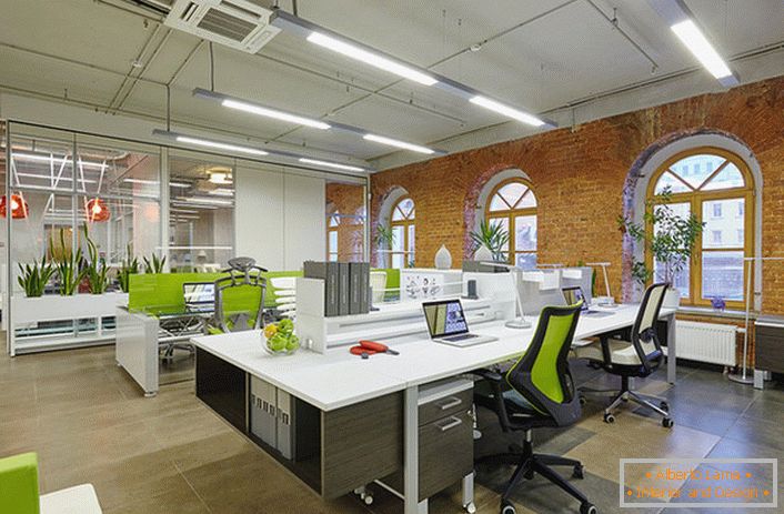 Para projetar um escritório no estilo loft, é utilizada muita vegetação viva, o que torna a sala aconchegante e ajusta os funcionários a um ambiente de trabalho. 