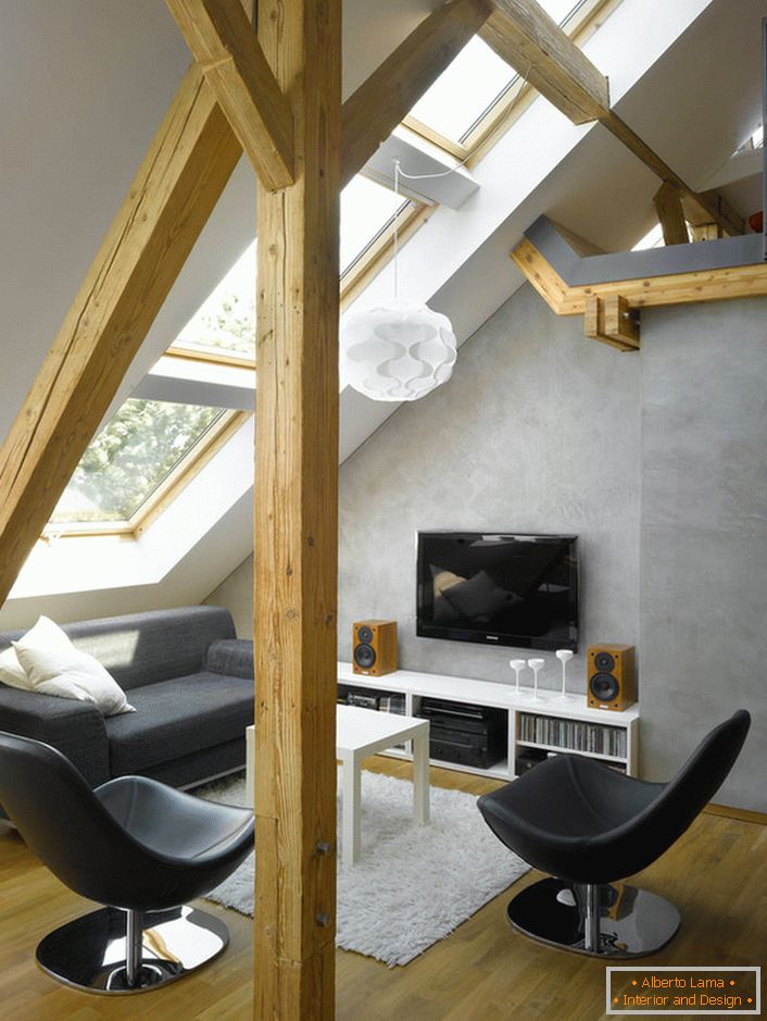 O escritório em estilo loft no sótão da casa é uma solução universal para pessoas criativas.