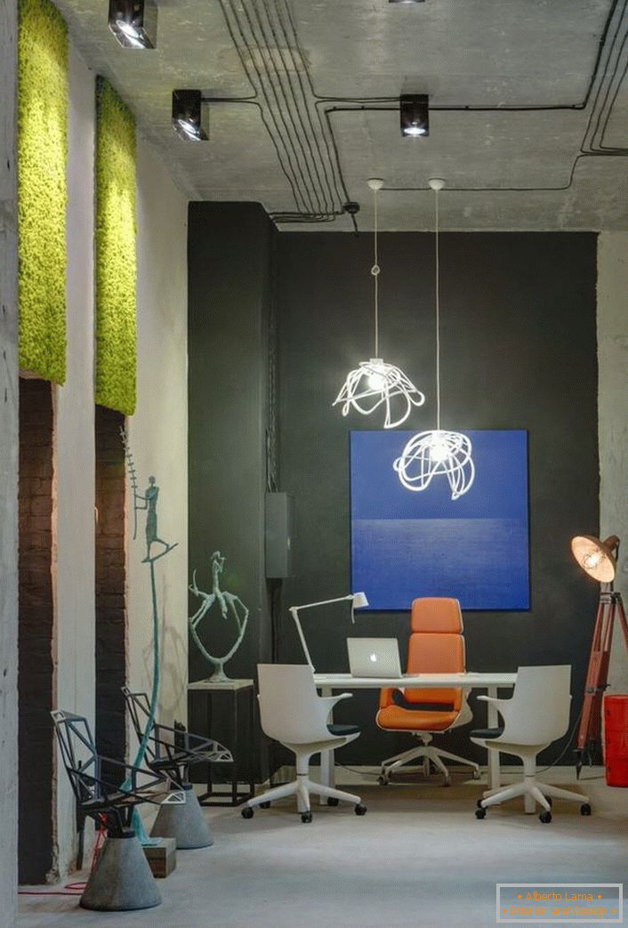 Uma solução de design conceitual para um escritório em estilo loft. Móveis adequadamente selecionados, desbastando a sala parecem mais do que harmoniosos.