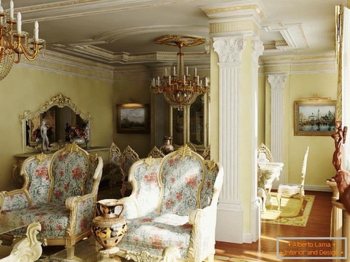 Cadeiras maciças com estofamento floral em um quarto de hóspedes barroco. Tetos e uma coluna são decorados com estuque de gesso cartonado.