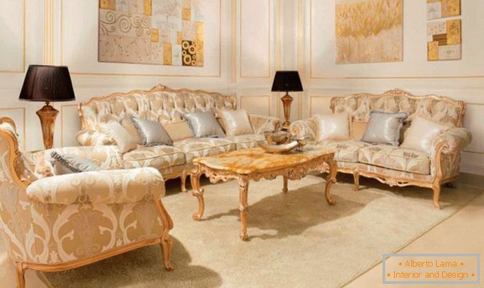 Móveis estofados com elementos de madeira de cor dourada estão em harmonia com os painéis dourados nas paredes. 