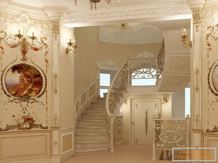 Contrastando pinturas vintage em um processamento interessante e escadaria requintada na casa de uma próspera família francesa.