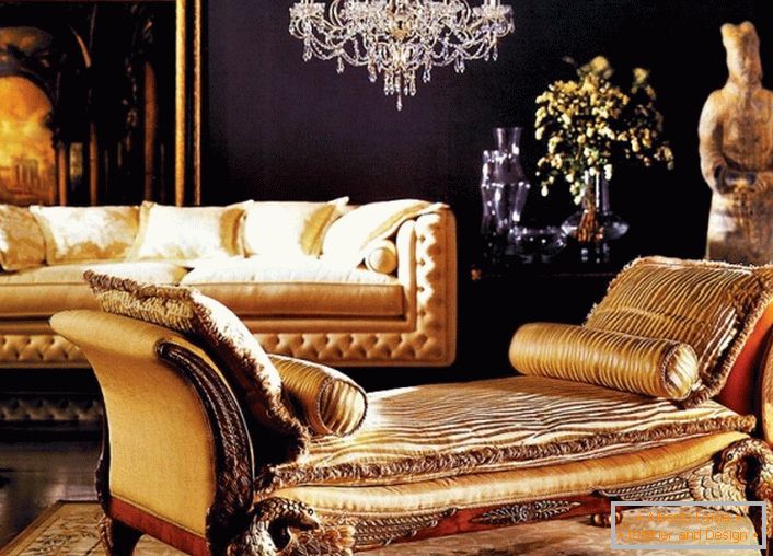Uma sala de estar barroca com uma decoração devidamente selecionada. A parede atrás do sofá é decorada com uma grande imagem em uma moldura de ouro. Atenção também é atraída para a antiga estátua.