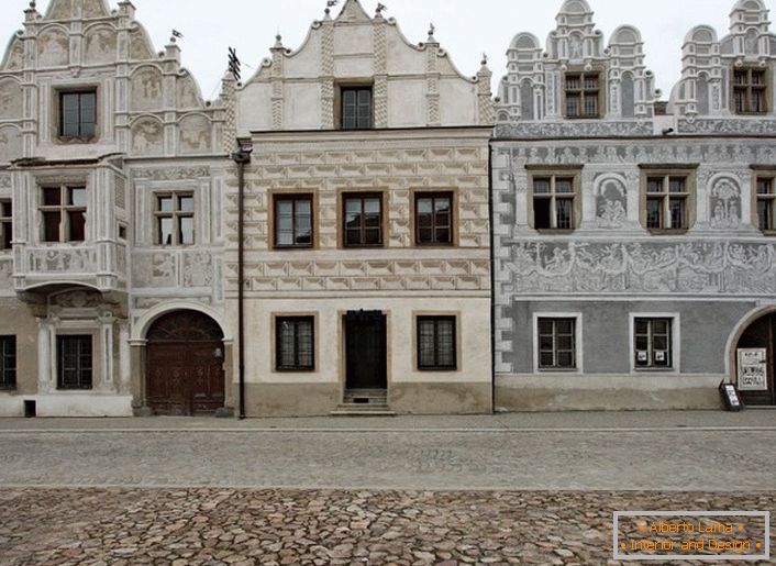 Molduras de janela de madeira em uma casa feita no estilo barroco.