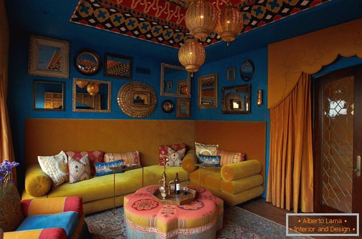 O caráter da sala de estar de uma rica família indiana é uma combinação de cores indianas, luxo e muitas peças decorativas.