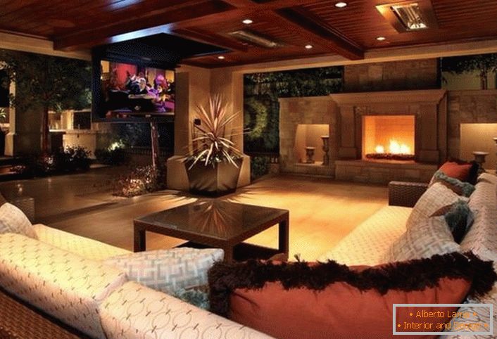 Um elegante quarto em estilo rústico moderno é decorado com uma grande lareira. Tectos de madeira são organicamente aptos no interior global.