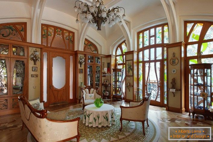 Sala de estar em estilo Art Nouveau com iluminação corretamente selecionada.