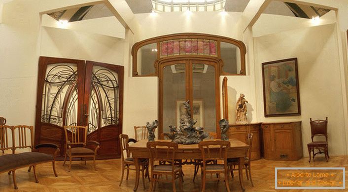 Sala de estar pomposa em estilo Art Nouveau.