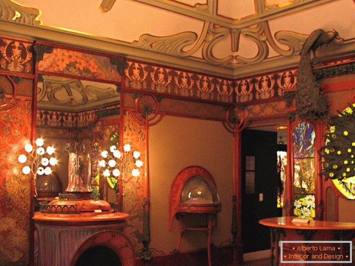 Hall no estilo Art Nouveau com luz suave.