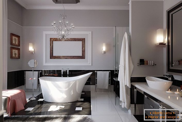 Banheiro espaçoso e luminoso. Uma solução de design fino pode ser chamada de carpete de lã natural.