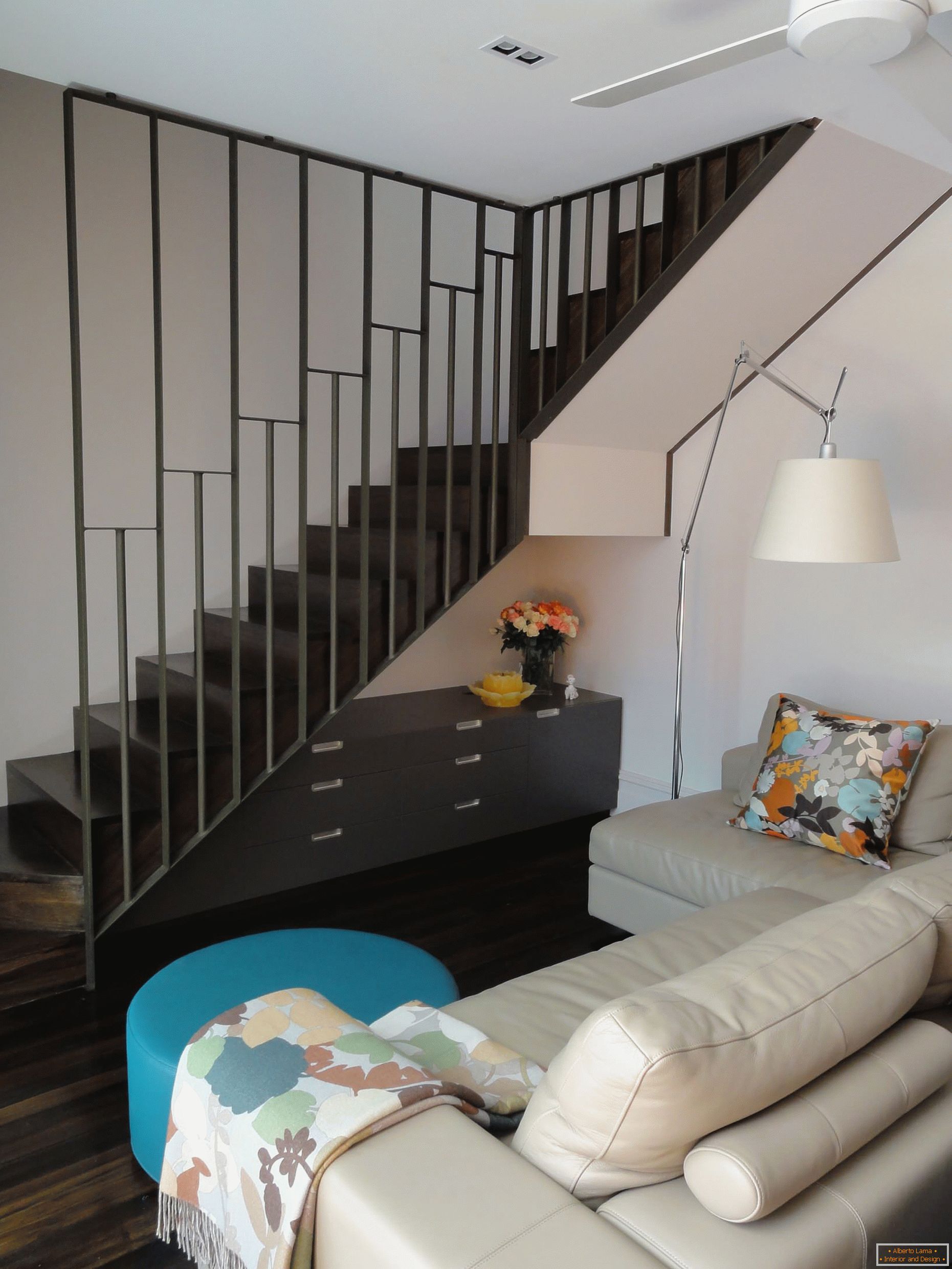Pequena sala de estar sob as escadas