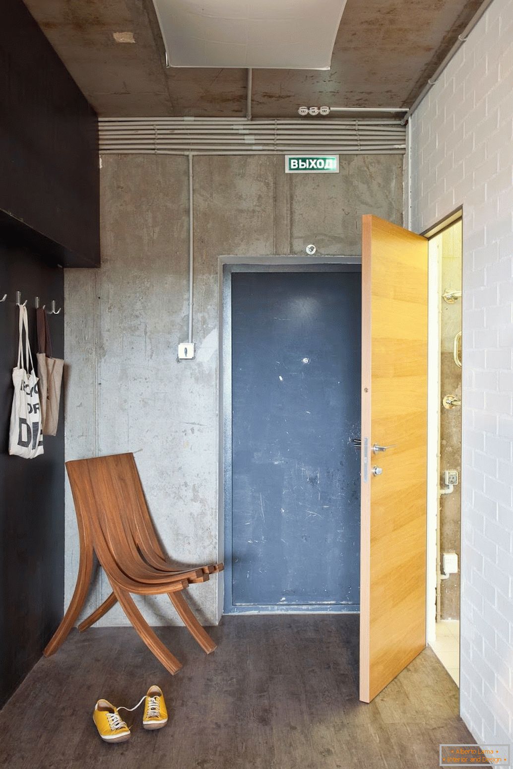 O corredor de um apartamento estúdio de design na Rússia