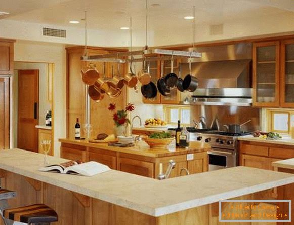 Cozinha interior de jantar em uma casa particular - design com guarnição de madeira