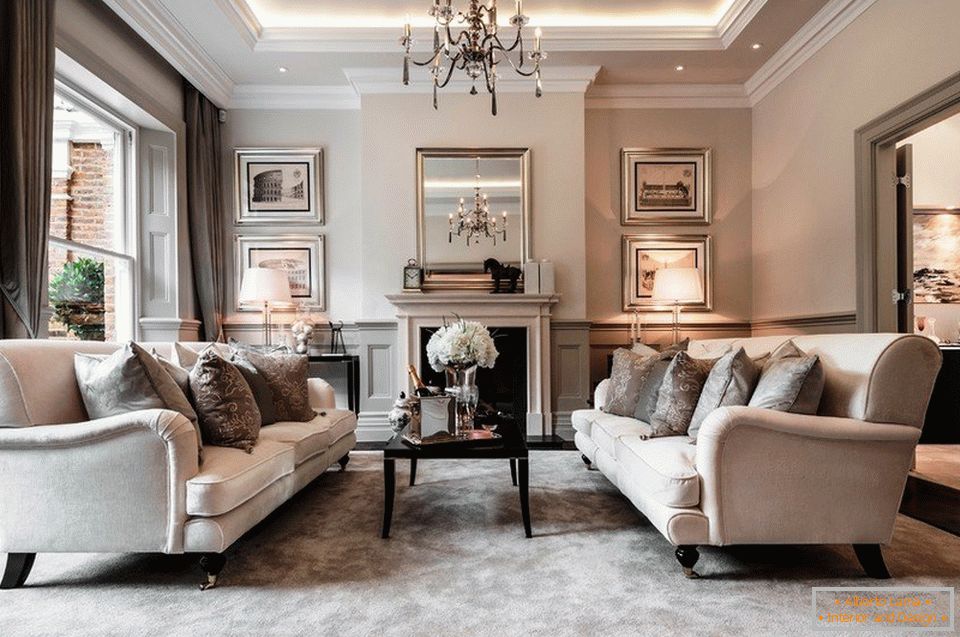 Sala de estar em estilo clássico com lareira