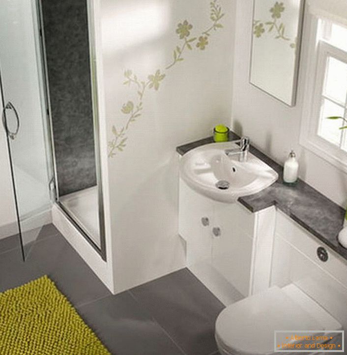 Um chuveiro elegante em um banheiro pequeno será uma excelente alternativa para um banho tradicional. 