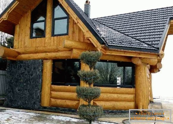 janelas de pvc em uma casa de madeira