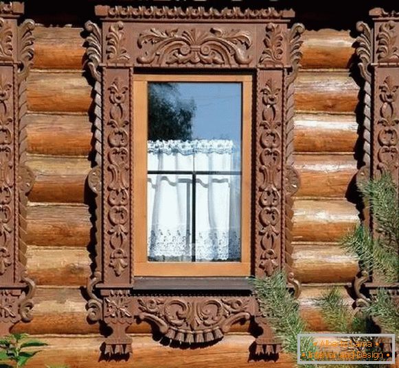 пластиковые janelas em uma casa de madeira
