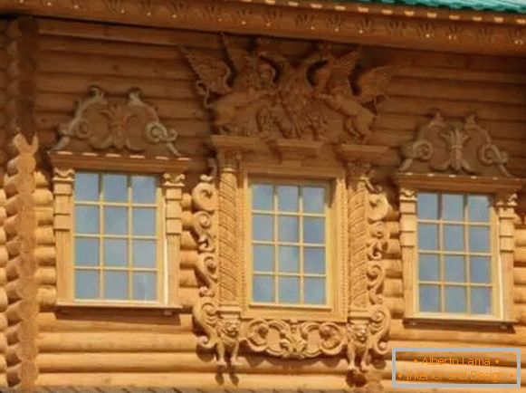 наличники на janelas em uma casa de madeira