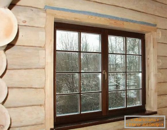 janelas em uma casa de madeira