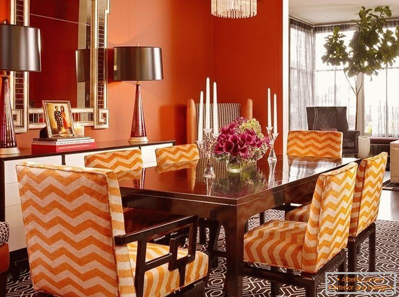 Cadeiras laranja na sala de jantar