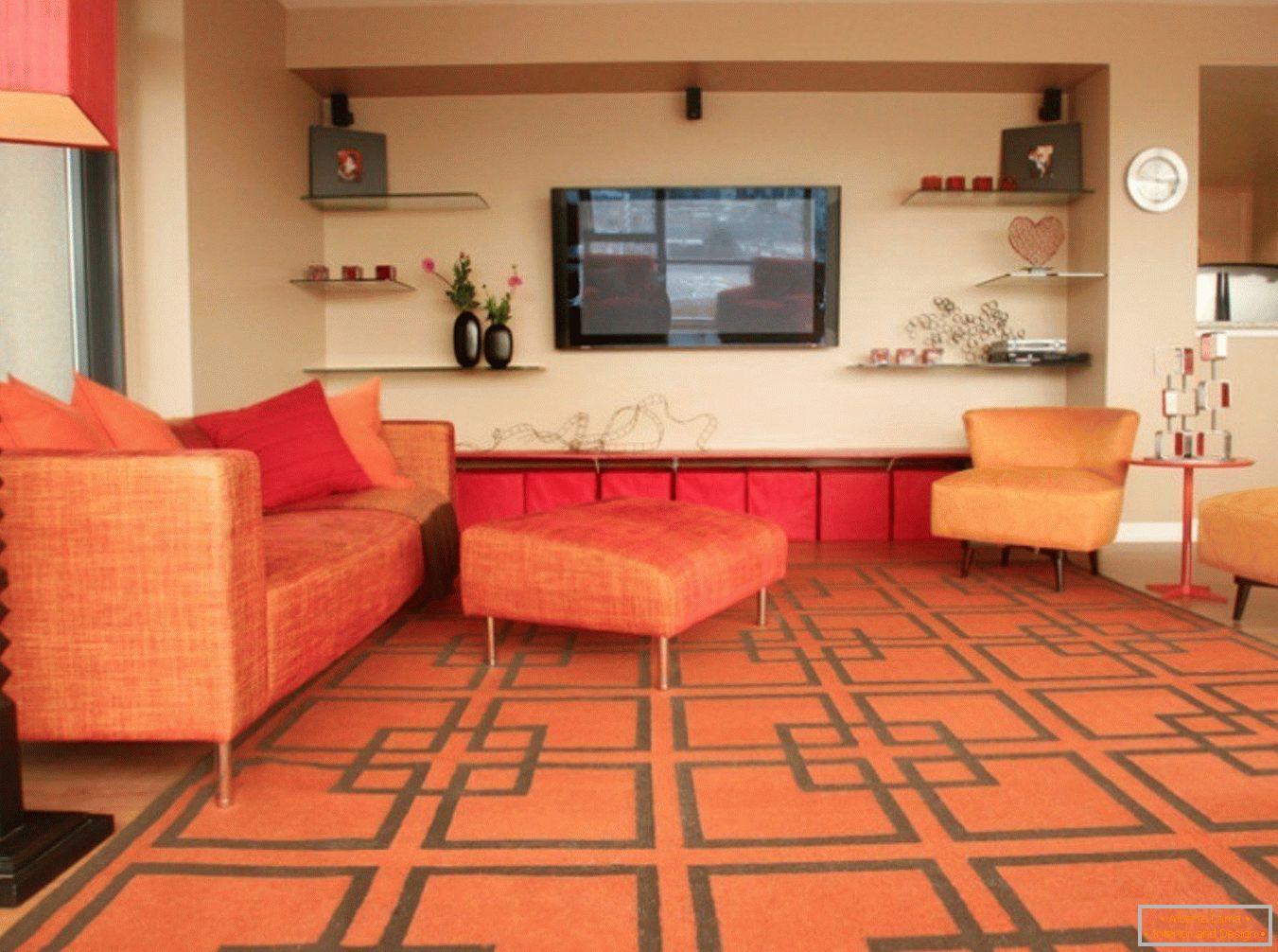 Carpete laranja e móveis